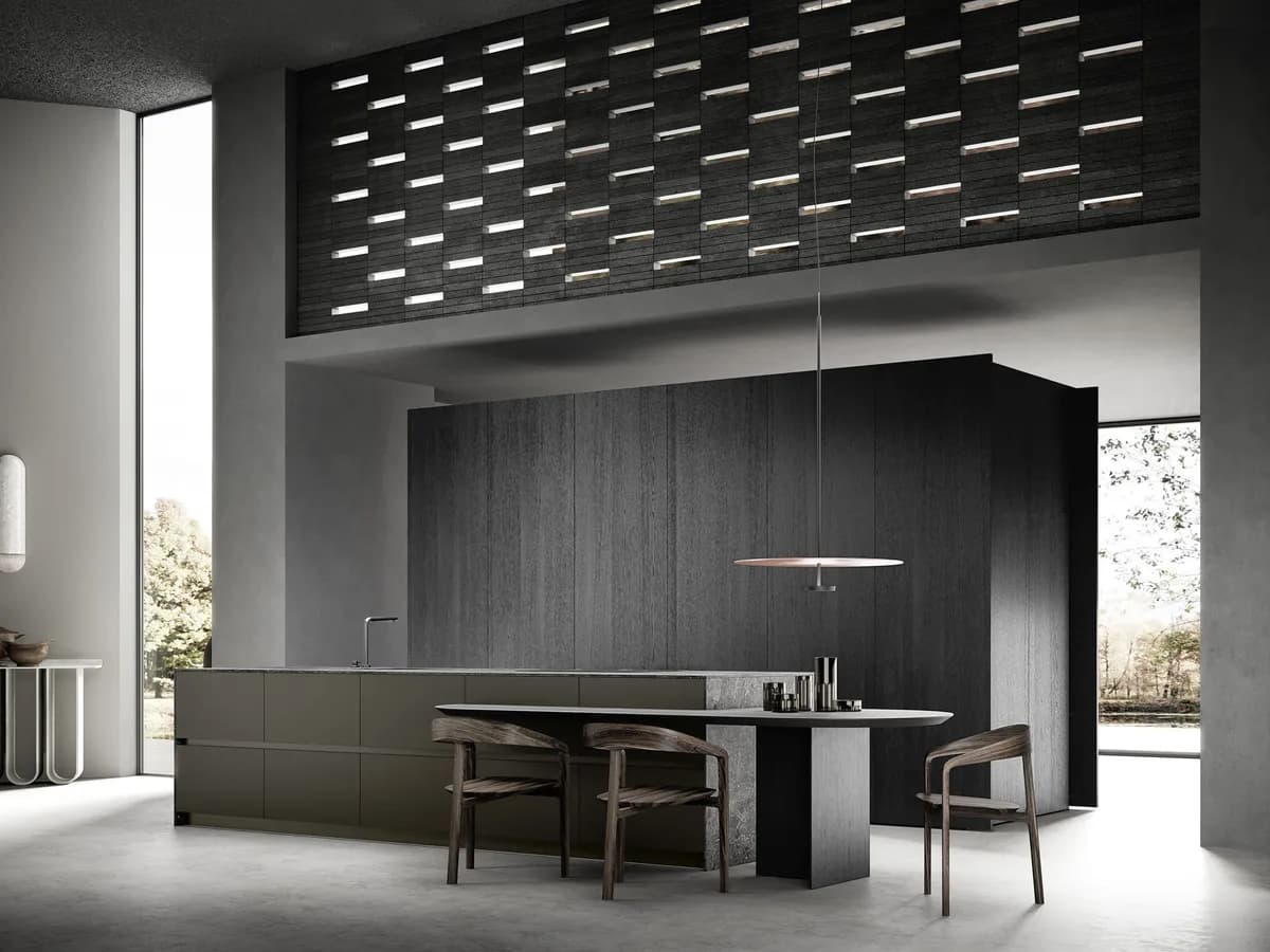 Cocina Alta Cucine en madera negra con isla monolítica