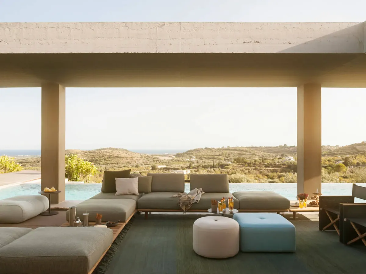 Sala exterior RODA bajo pérgola con vista al paisaje