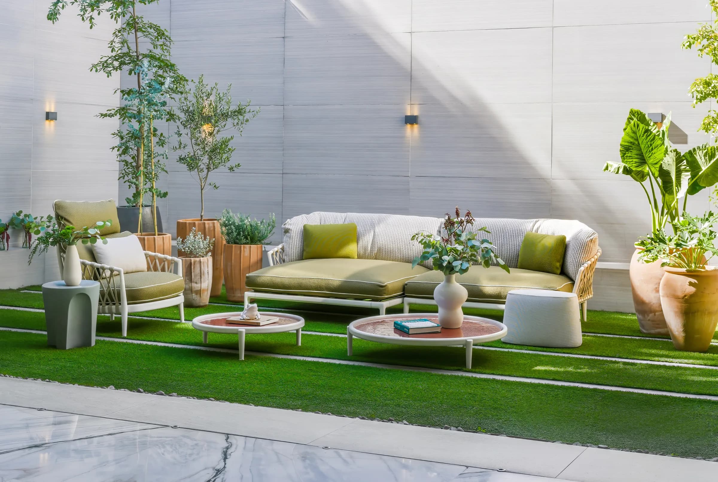 Sala exterior de la colección Erica de B&B Italia en verde oliva sobre el pasto de la terraza